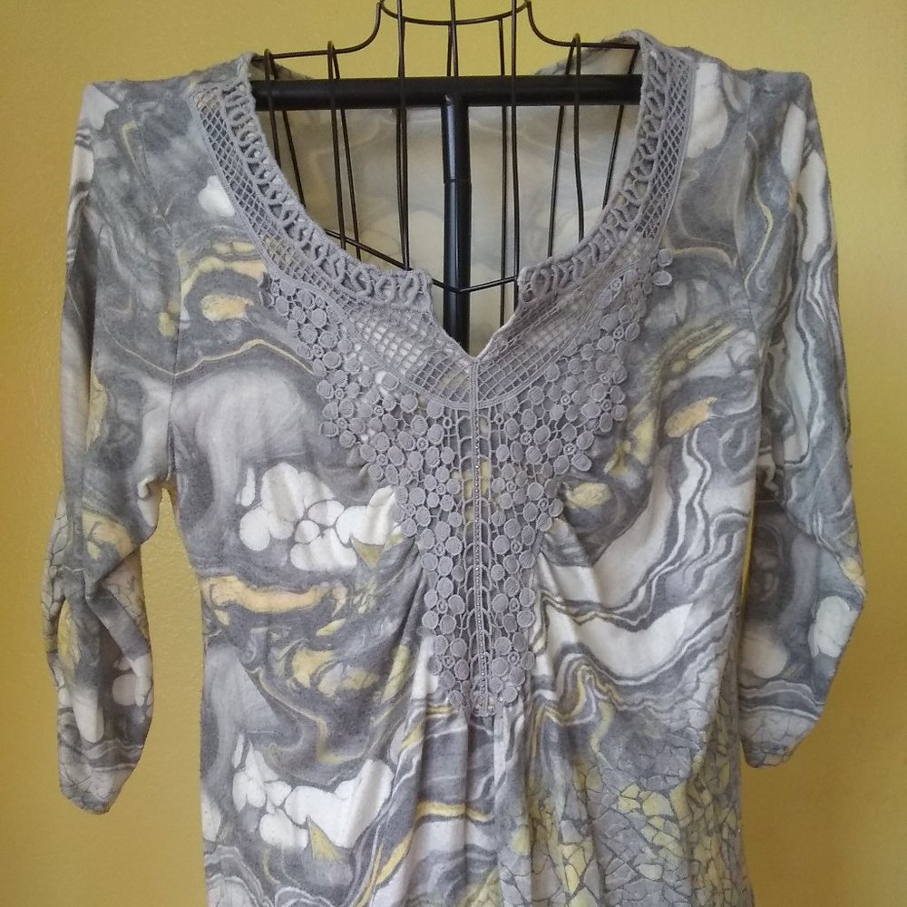 ONE WORLD pretty neckline blouse